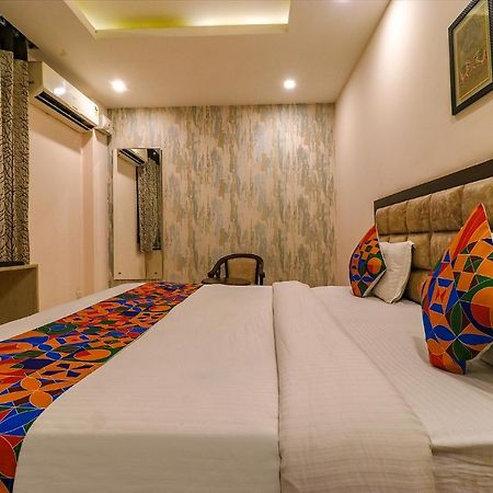 Fabhotel Nirvana Suites New Delhi Eksteriør billede