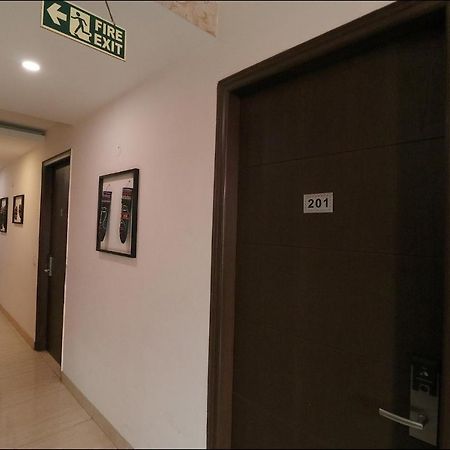 Fabhotel Nirvana Suites New Delhi Eksteriør billede