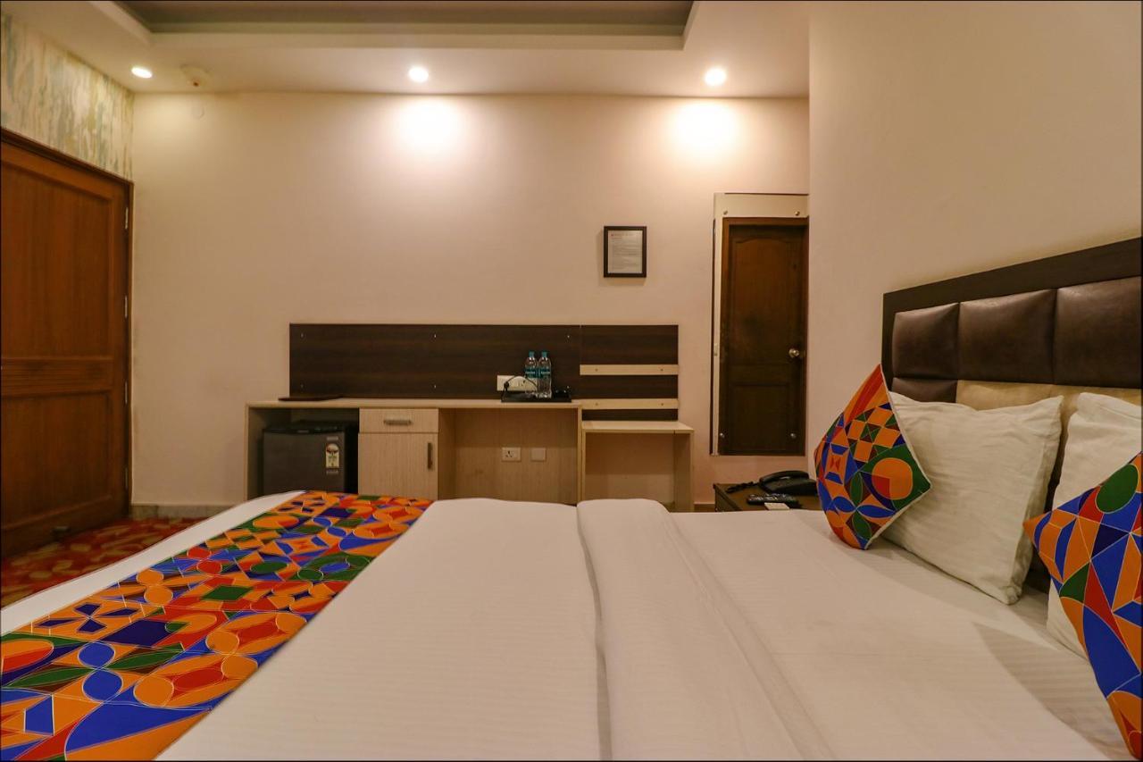 Fabhotel Nirvana Suites New Delhi Eksteriør billede